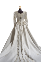 Carica l&#39;immagine nel visualizzatore di Gallery, ABITO SPOSA ART. CAMELIA
