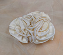 Carica l&#39;immagine nel visualizzatore di Gallery, Spilla per abito da sposa Art.121
