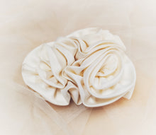 Carica l&#39;immagine nel visualizzatore di Gallery, Spilla per abito da sposa Art.121
