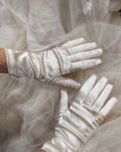 Carica l&#39;immagine nel visualizzatore di Gallery, Guanti da sposa Art.5507-2
