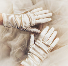 Carica l&#39;immagine nel visualizzatore di Gallery, Guanti da sposa Art.5507-2
